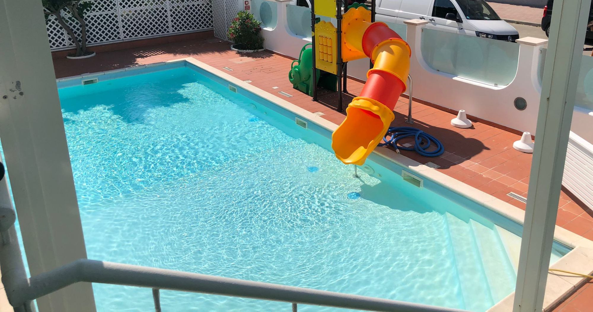 media.delfino-piscina